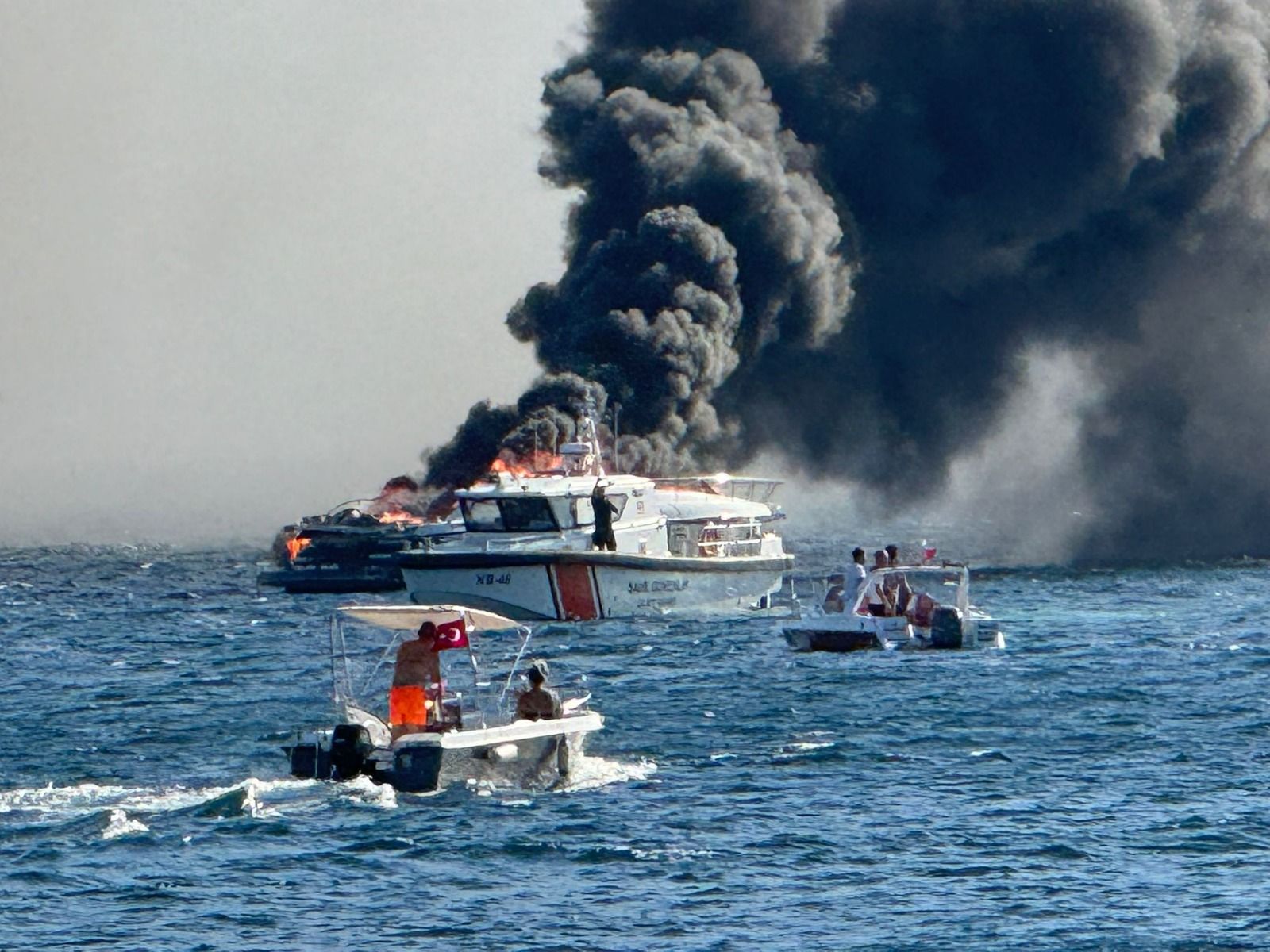 15 metrelik yat denizin ortasında alev alev yandı!