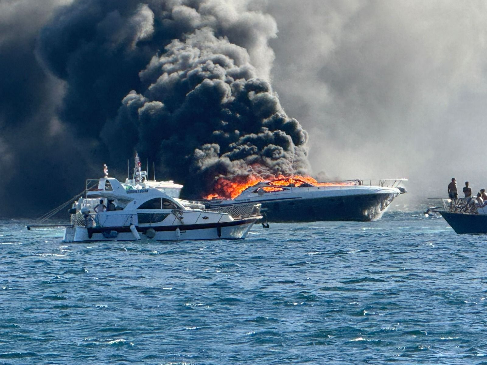 15 metrelik yat denizin ortasında alev alev yandı!