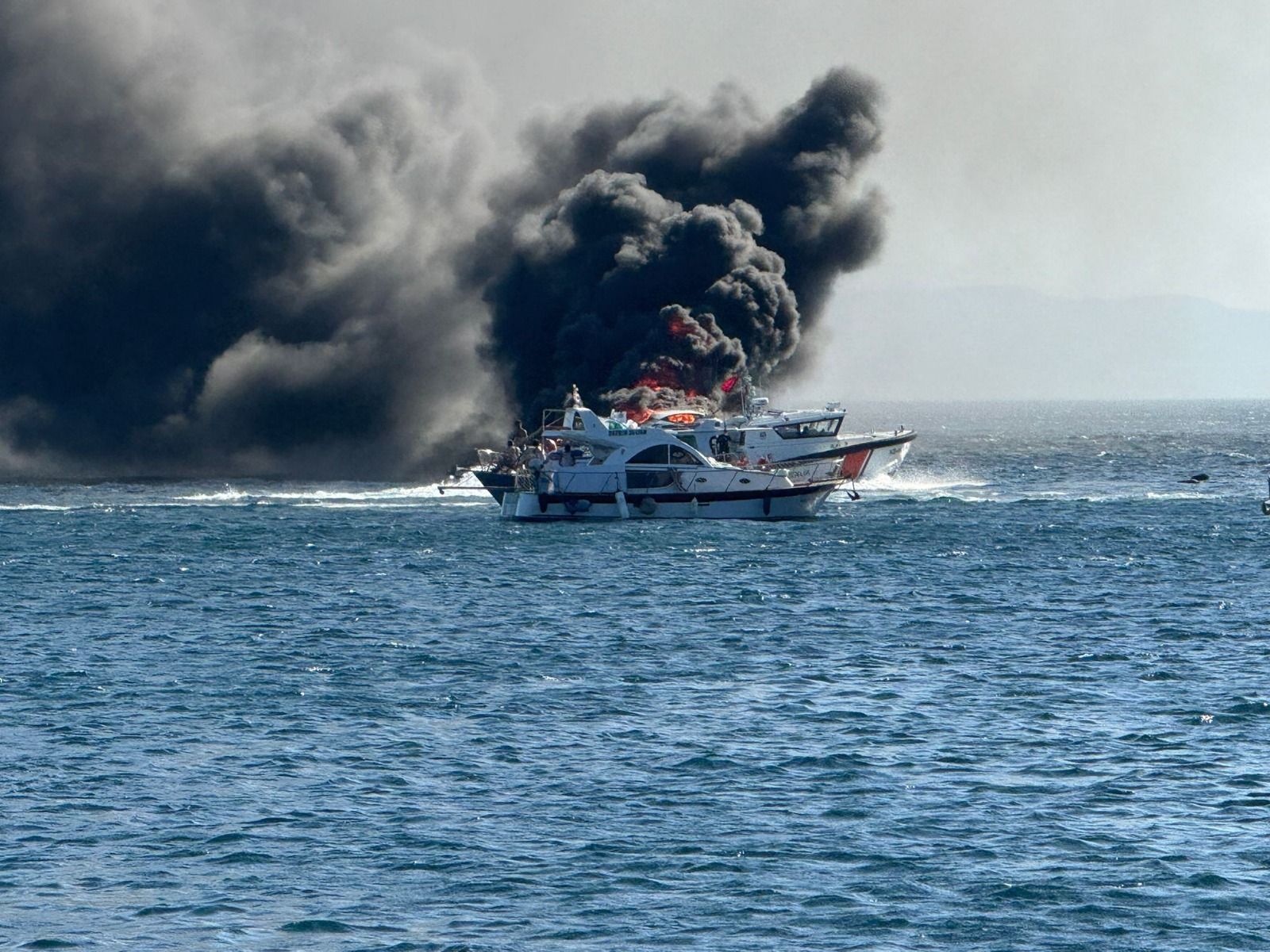 15 metrelik yat denizin ortasında alev alev yandı!