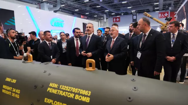 Bakan Hakan Fidan MKE Standını Ziyaret Etti