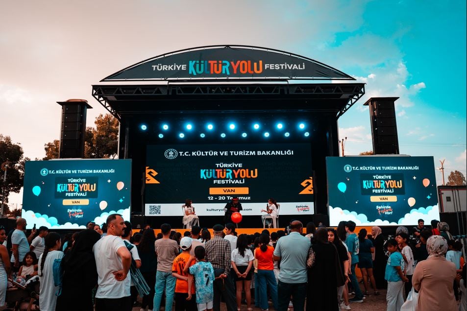 Bayhan'dan Van'da Müzik Ziyafeti