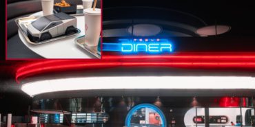 teslanin-retro-futuristik-diner-drive-in-acilisi-hESsbBAC.jpg