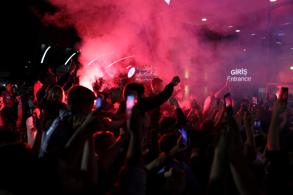 Trabzonspor’un yeniden kadrosuna kattığı Nijeryalı golcü Paul Onuachu, bu akşam saat 22.30'da Trabzon Havalimanı’na ulaştı. Bordo-mavili taraftarlar, sevgi gösterileri, meşaleler ve tezahüratlarla Onuachu’yu büyük bir coşku ile karşıladı.