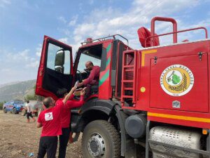 turk-kizilay-orman-yanginlarina-destek-veriyor-tykuD8O7.jpg