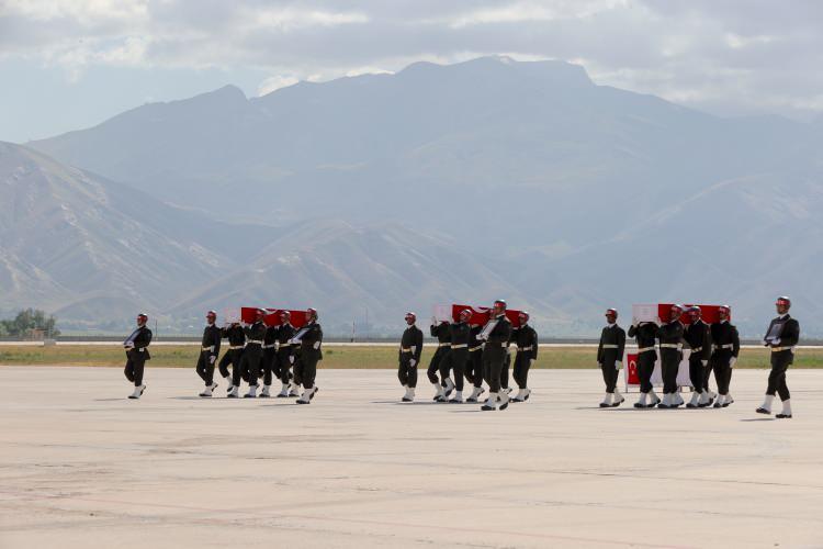 Türkiye Şehitlerini Son Yolculuğuna Uğurluyor: 11 İlde Anma ve Cenaze Törenleri