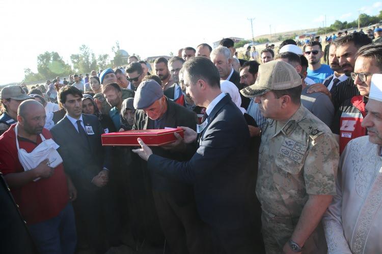 Türkiye Şehitlerini Son Yolculuğuna Uğurluyor: 11 İlde Anma ve Cenaze Törenleri