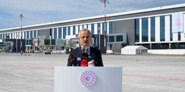 abdulkadir-uraloglu-2023un-ilk-7-ayinda-havalimanlarinda-1349-milyon-yolcuya-konforlu-hizmet-sunuldu-FOznZnDX.jpg