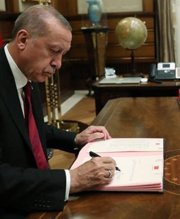 cumhurbaskanliginin-yeni-atama-ve-gorevden-alma-kararlari-resmi-gazetede-yayimlandi-UpbOYQQK.jpg