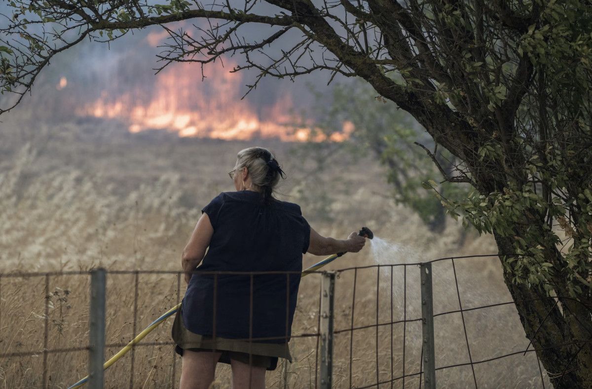 Fransa'da 16 Bin Hektarı Küle Dönüştüren Yangın Hala Kontrol Altına Alınamadı