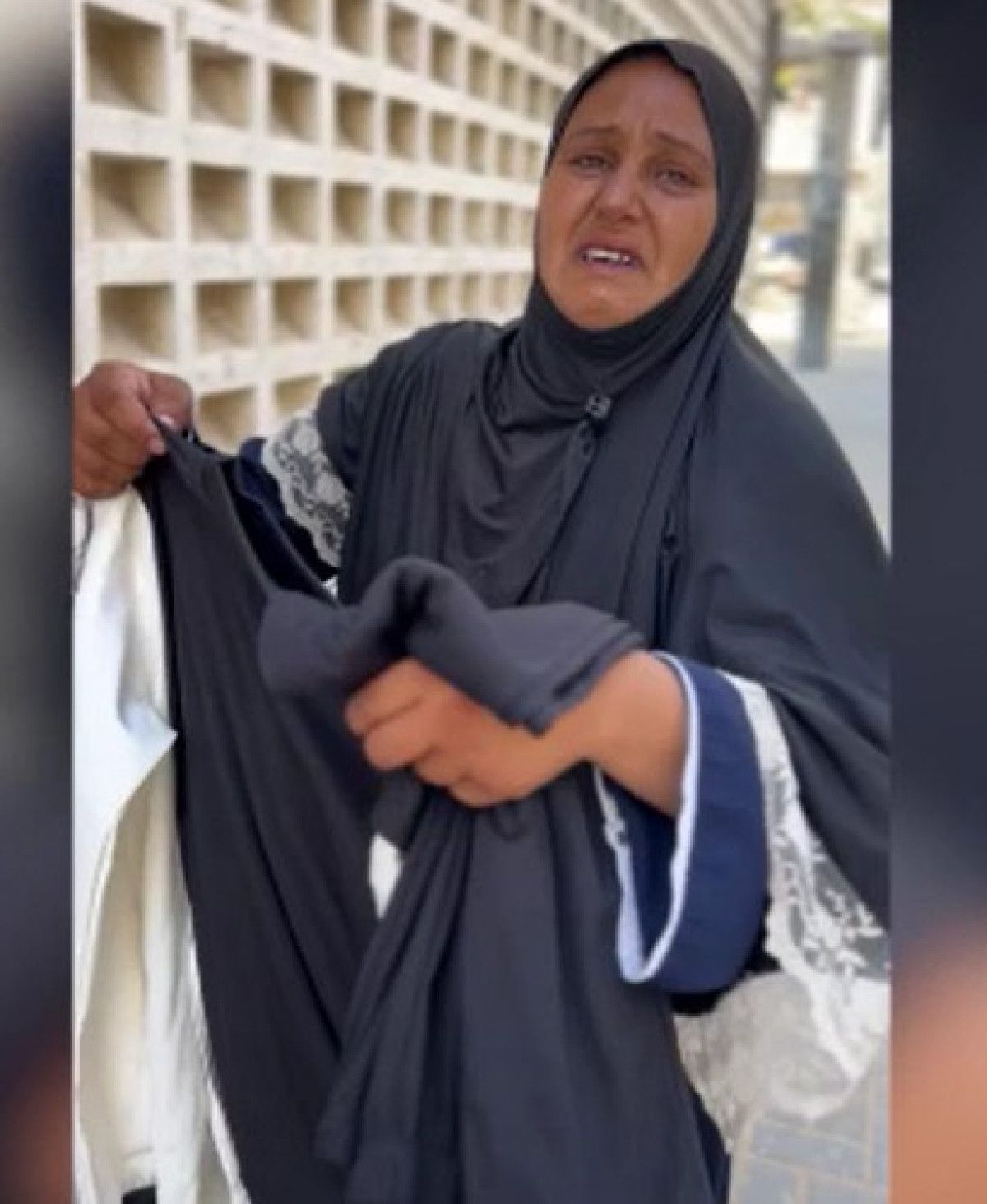 İsrail Saldırılarında Hayatını Kaybeden Kızının Kıyafetlerini Kalan Çocukları İçin Satarak Hayatta Kalma Mücadelesi