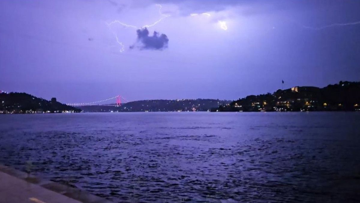 İstanbul'da Şiddetli Yağmur: Geceyi Aydınlatan Şimşeklerin Dansı