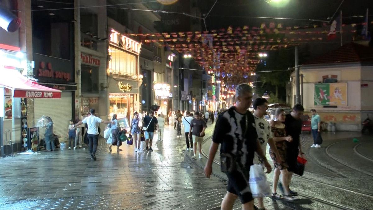 İstanbul'da Şiddetli Yağmur: Geceyi Aydınlatan Şimşeklerin Dansı