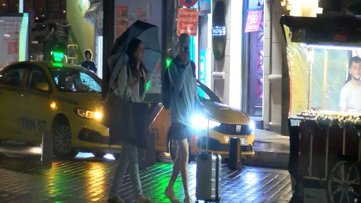 İstanbul'da Şiddetli Yağmur: Geceyi Aydınlatan Şimşeklerin Dansı