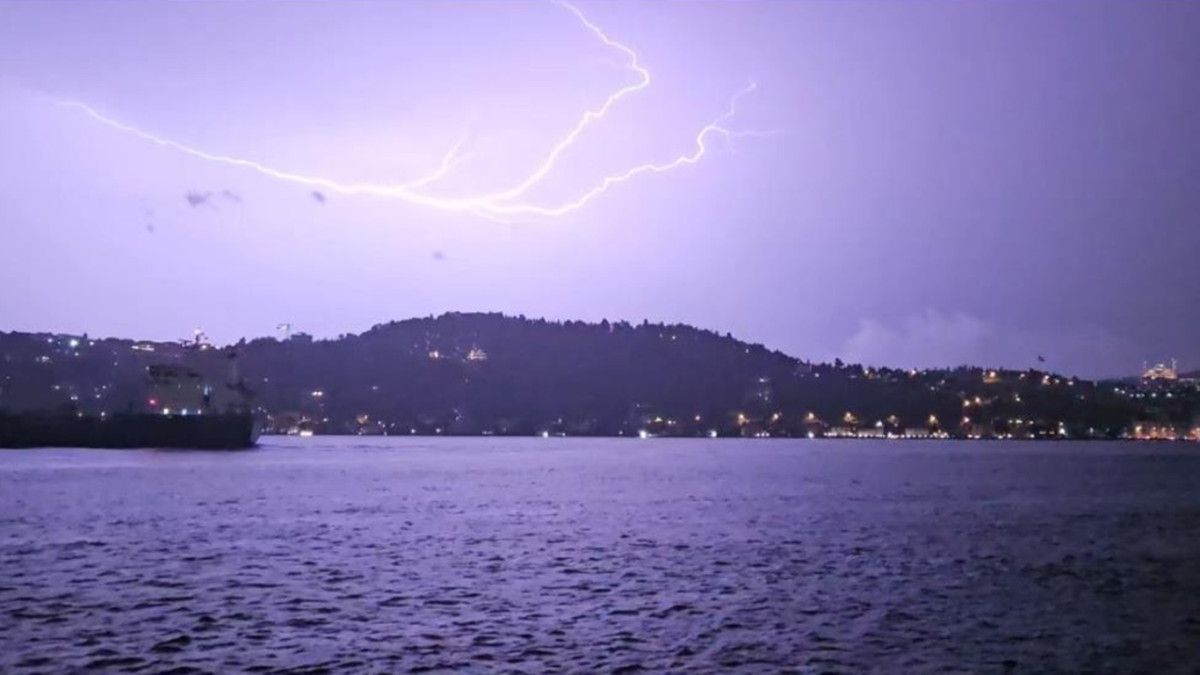 İstanbul'da Şiddetli Yağmur: Geceyi Aydınlatan Şimşeklerin Dansı