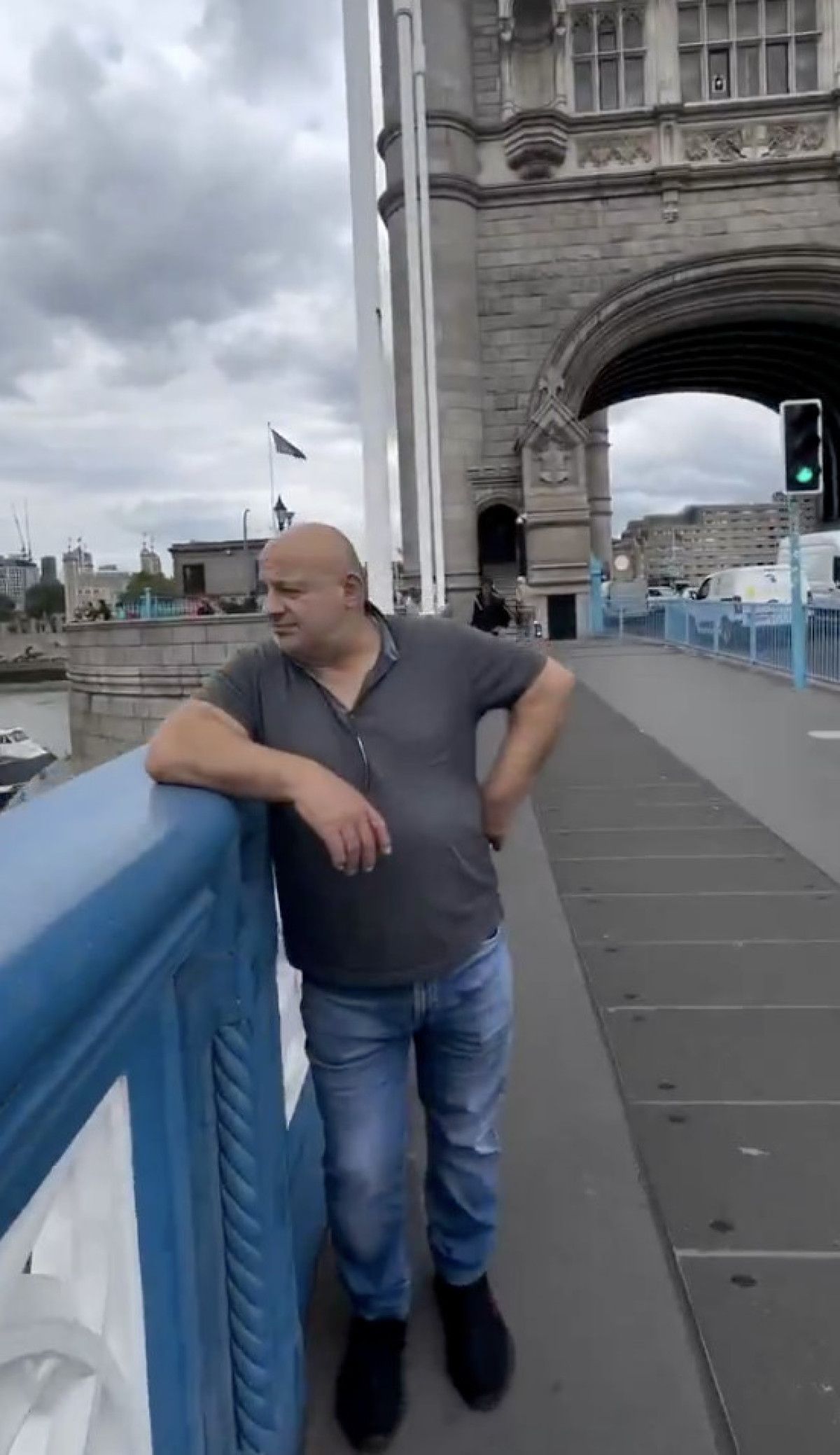 Londra'yı Gezen Maceraperest Tower Bridge Manzarasını Beğenmedi